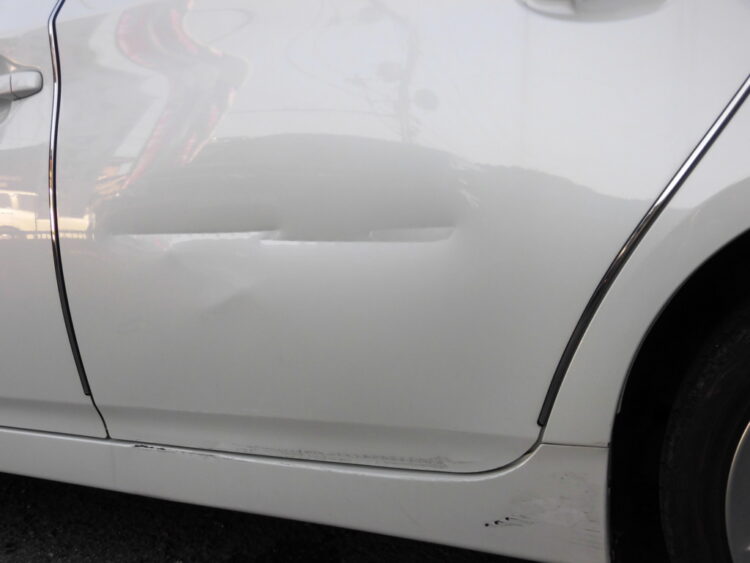 プリウス ドア サイドステップ キズ ヘコミの修理料金と写真 初年度h22年 型式zvw30 奈良で車 のキズ ヘコミ修理ならカーコンビニ倶楽部スペック